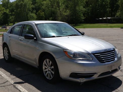 Used 2012 Chrysler 200 Touring FWD image 3