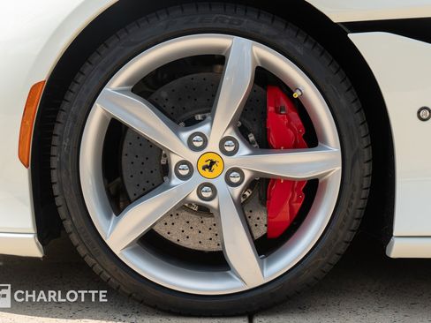 Used 2019 Ferrari Portofino image 12