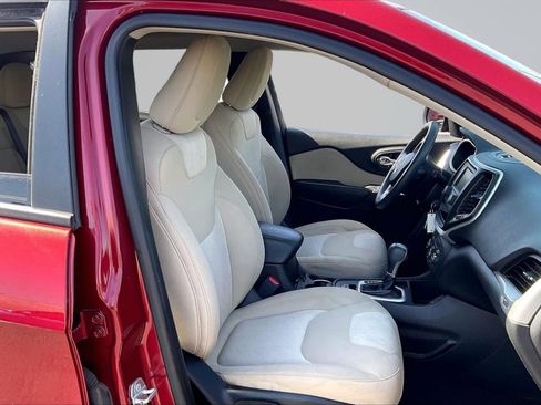 Used 2017 Jeep Cherokee Sport FWD image 7