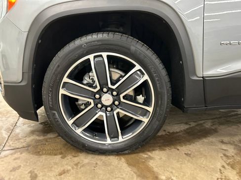 Used 2023 GMC Acadia SLT w/ Technology Package image 32