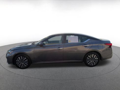 Used 2025 Nissan Altima 2.5 SV FWD image 7