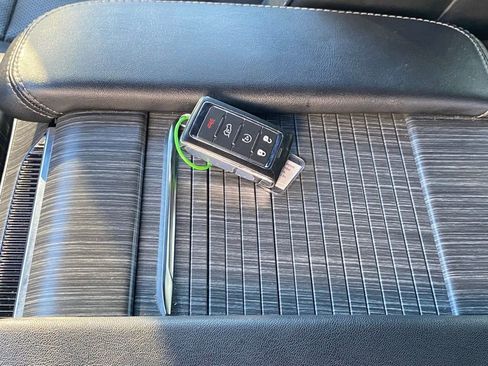 Used 2024 Jeep Wagoneer L Series II w/ Flexible Seating Group RWD image 30