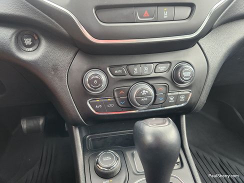 Used 2022 Jeep Cherokee Latitude Lux w/ Mopar Interior Package AWD/4WD image 35