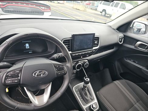 Used 2025 Hyundai Venue SEL FWD image 6