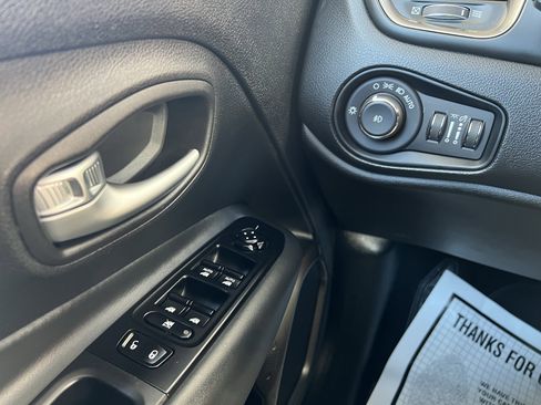 Used 2021 Jeep Renegade Limited image 37