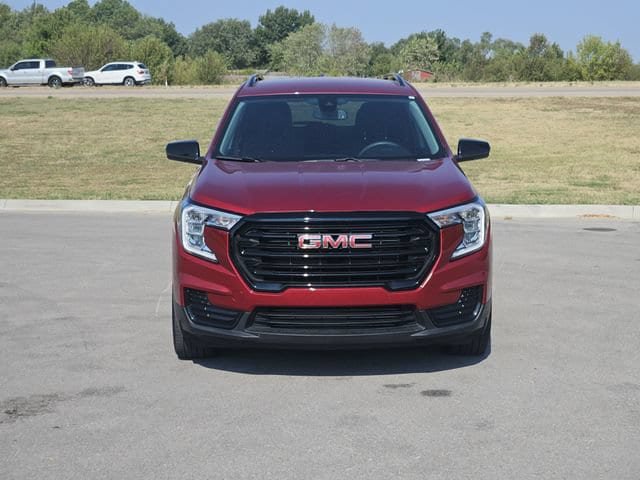 Used 2024 GMC Terrain SLE w/ Driver Convenience Package FWD image 2