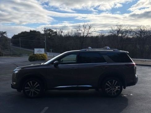 Used 2024 Nissan Pathfinder Platinum image 10