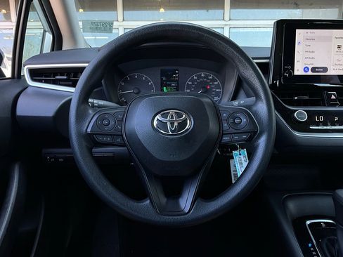 Used 2025 Toyota Corolla LE image 28