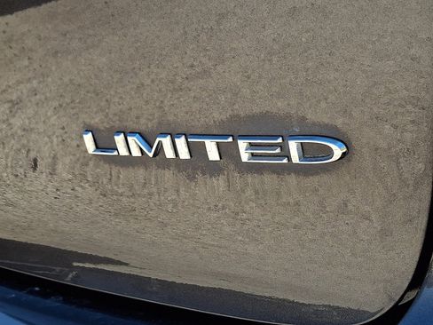 Used 2023 Chrysler Pacifica Limited FWD image 14