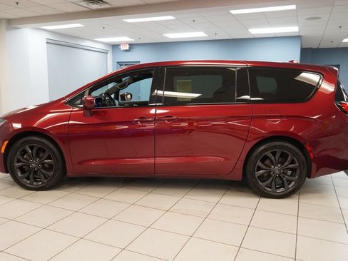 Used 2019 Chrysler Pacifica Touring Plus w/ S Appearance Package FWD image 2