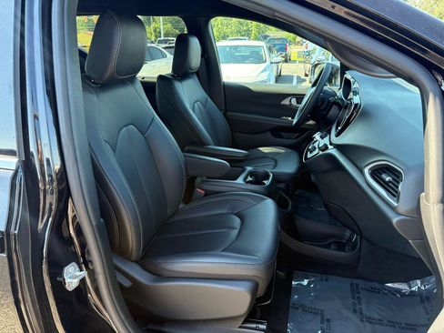 Used 2026 Chrysler Pacifica Select FWD image 21