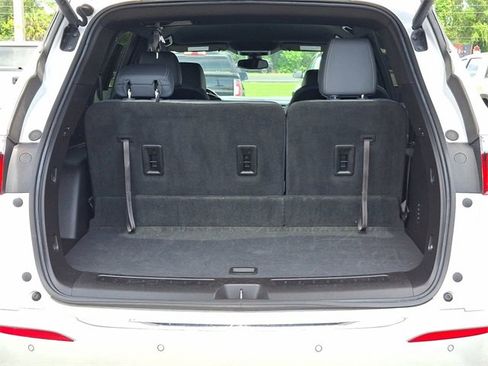 Used 2023 Buick Enclave Essence image 9