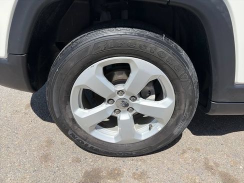 Used 2018 Jeep Compass Latitude FWD image 15
