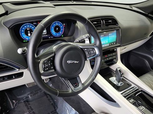 Used 2020 Jaguar F-PACE SVR image 17