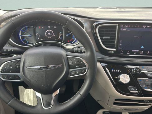 Used 2024 Chrysler Pacifica Limited FWD image 20