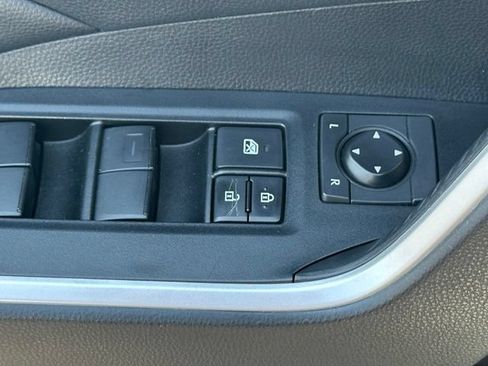 Used 2020 Toyota RAV4 XLE w/ XLE Grade Weather Package AWD/4WD image 21