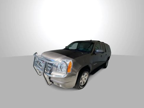 Used 2013 GMC Yukon XL SLT w/ SLT-2 Equipment Package AWD/4WD image 4