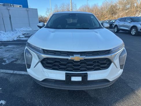 Used 2024 Chevrolet Trax LS w/ LS Convenience Package image 2