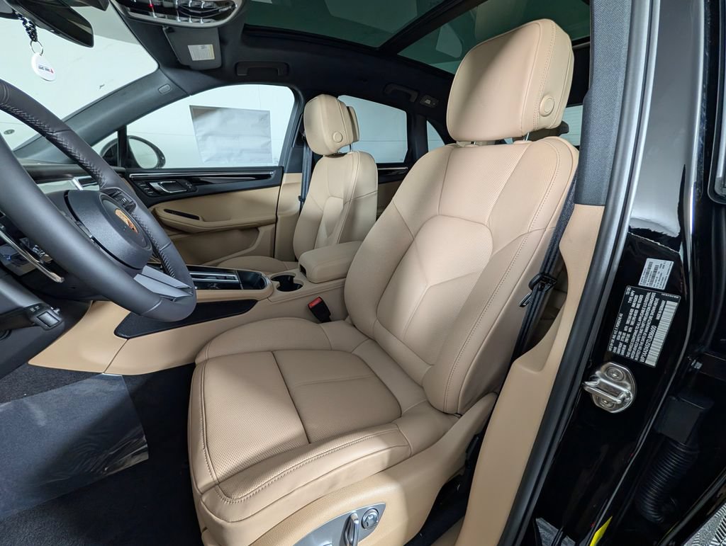Certified 2026 Porsche Macan AWD/4WD image 5