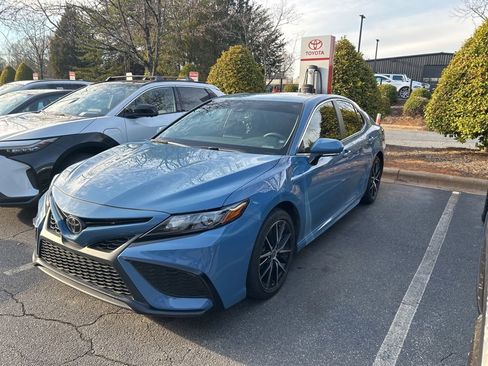 Used 2024 Toyota Camry SE image 1