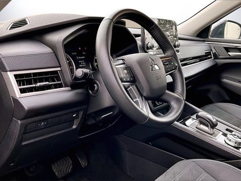 Used 2024 Mitsubishi Outlander SE image 17