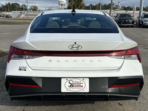 Used 2025 Hyundai Elantra SEL image 4