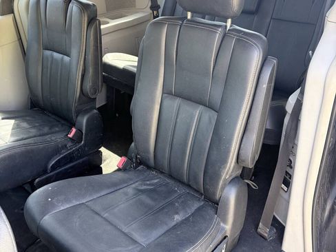 Used 2016 Chrysler Town & Country Touring w/ Driver Convenience Group FWD image 7