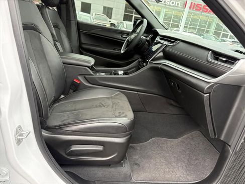 Used 2025 Jeep Grand Cherokee Altitude w/ Trailer Tow Package image 18