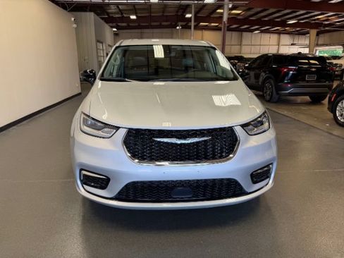 Used 2024 Chrysler Pacifica Limited FWD image 7