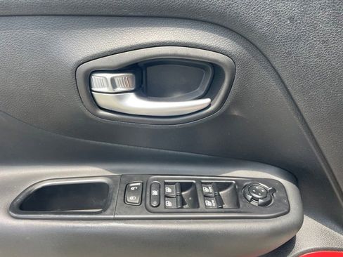 Used 2017 Jeep Renegade Trailhawk AWD/4WD image 27