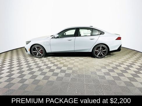 New 2026 BMW 550e xDrive image 5