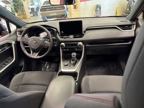 Used 2024 Toyota RAV4 SE w/ Weather & Moonroof Package image 22