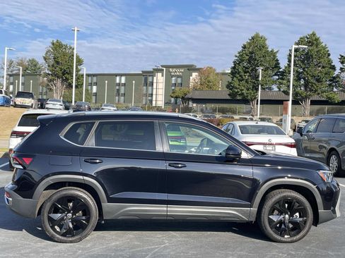 Certified 2025 Volkswagen Taos SE w/ Black Wheel Package FWD image 8