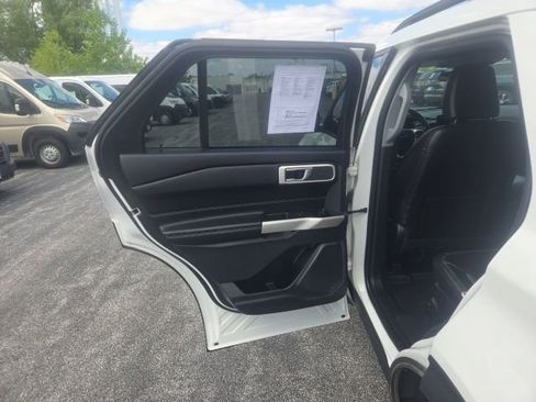 Used 2022 Ford Explorer XLT w/ Equipment Group 202A AWD/4WD image 17