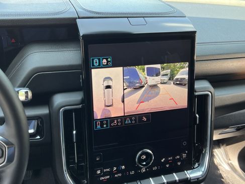 Used 2025 GMC Yukon XL Denali AWD/4WD image 24