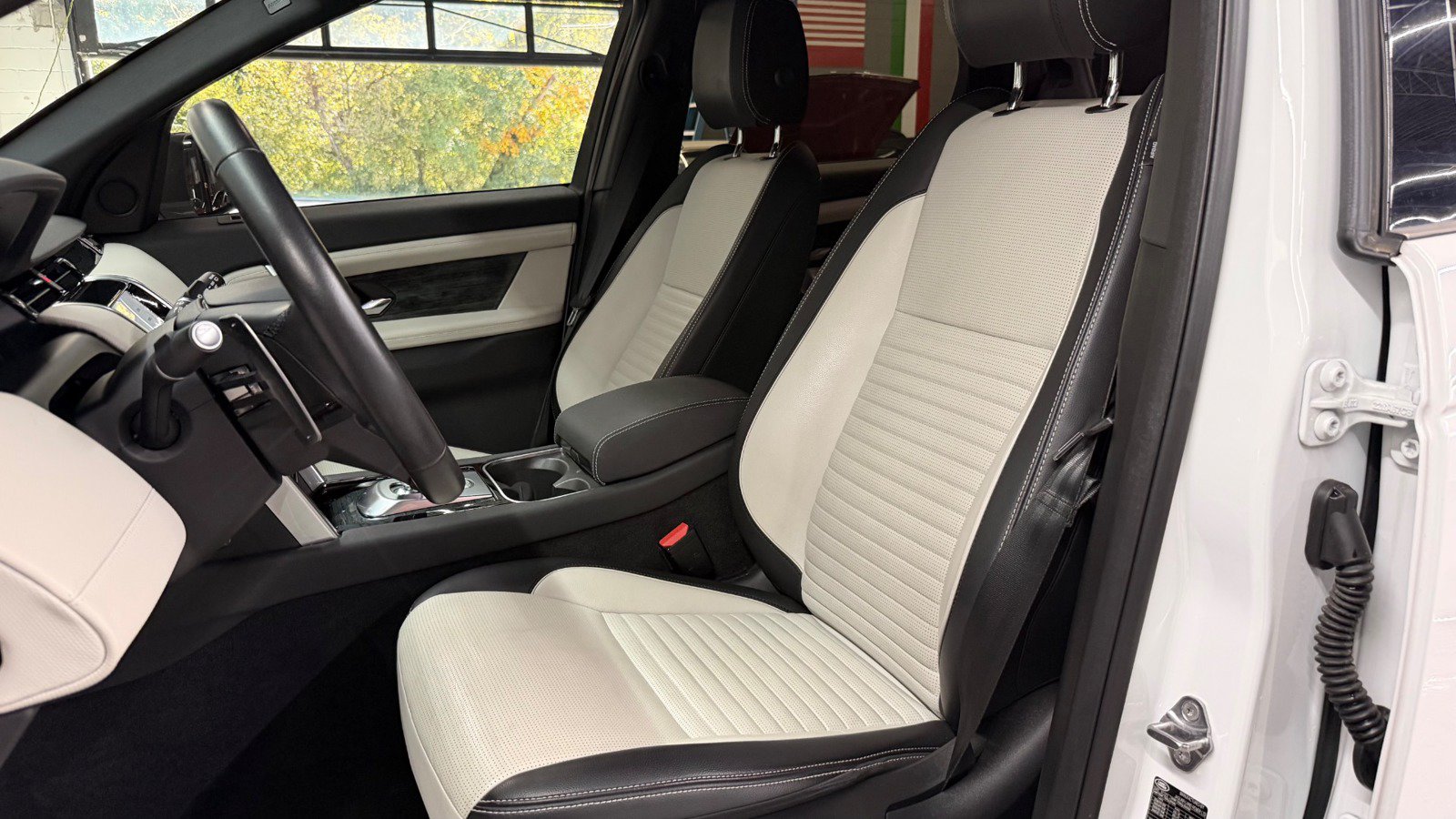 Used 2023 Land Rover Discovery Sport SE R-Dynamic AWD/4WD image 28