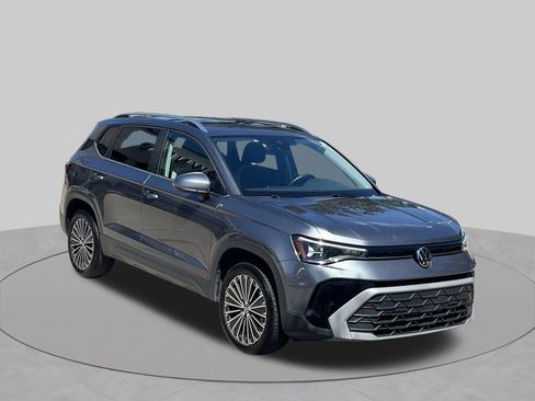 Used 2025 Volkswagen Taos SE FWD image 7