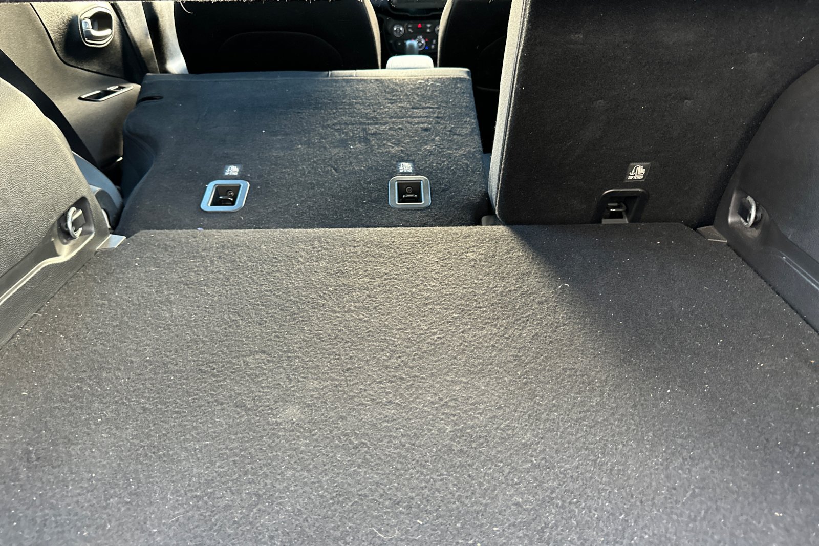 Used 2018 Jeep Renegade Latitude FWD image 17