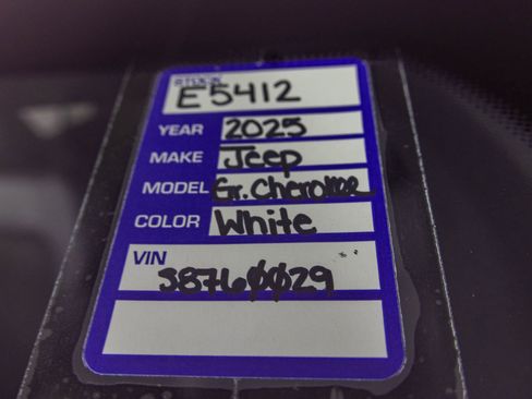 New 2025 Jeep Grand Cherokee Laredo image 36