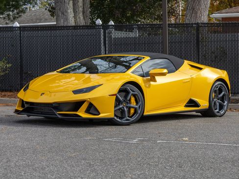 Used 2024 Lamborghini Huracan EVO image 11