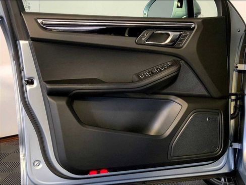 Certified 2026 Porsche Macan image 25