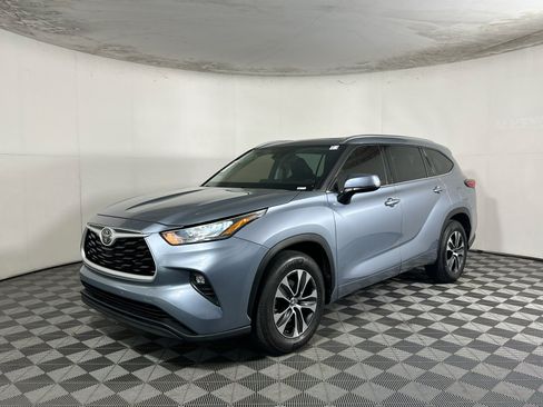 Used 2020 Toyota Highlander XLE FWD image 7