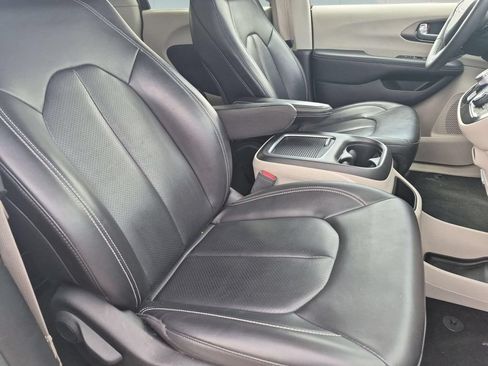 Used 2023 Chrysler Pacifica Touring-L FWD image 30