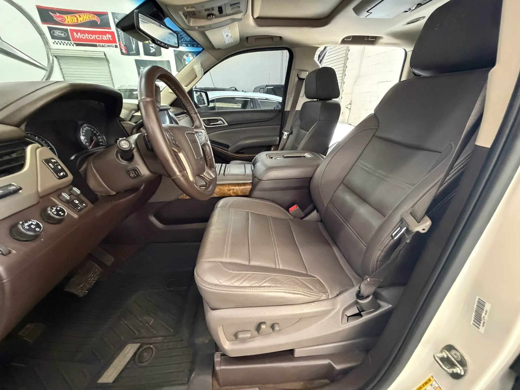 Used 2015 GMC Yukon Denali w/ Touring Package AWD/4WD image 47