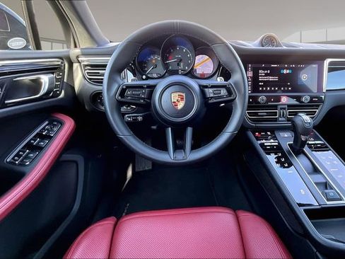 Used 2025 Porsche Macan image 8