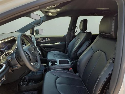 Used 2025 Chrysler Pacifica Select FWD image 14