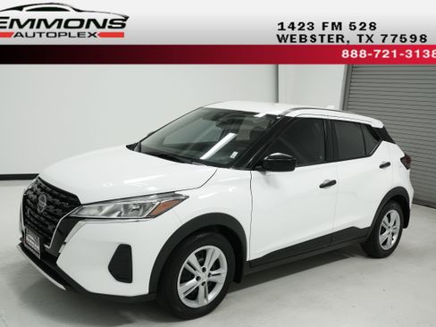 Used 2021 Nissan Kicks S image 1