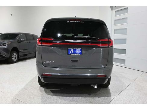 Used 2022 Chrysler Pacifica Touring-L FWD image 7