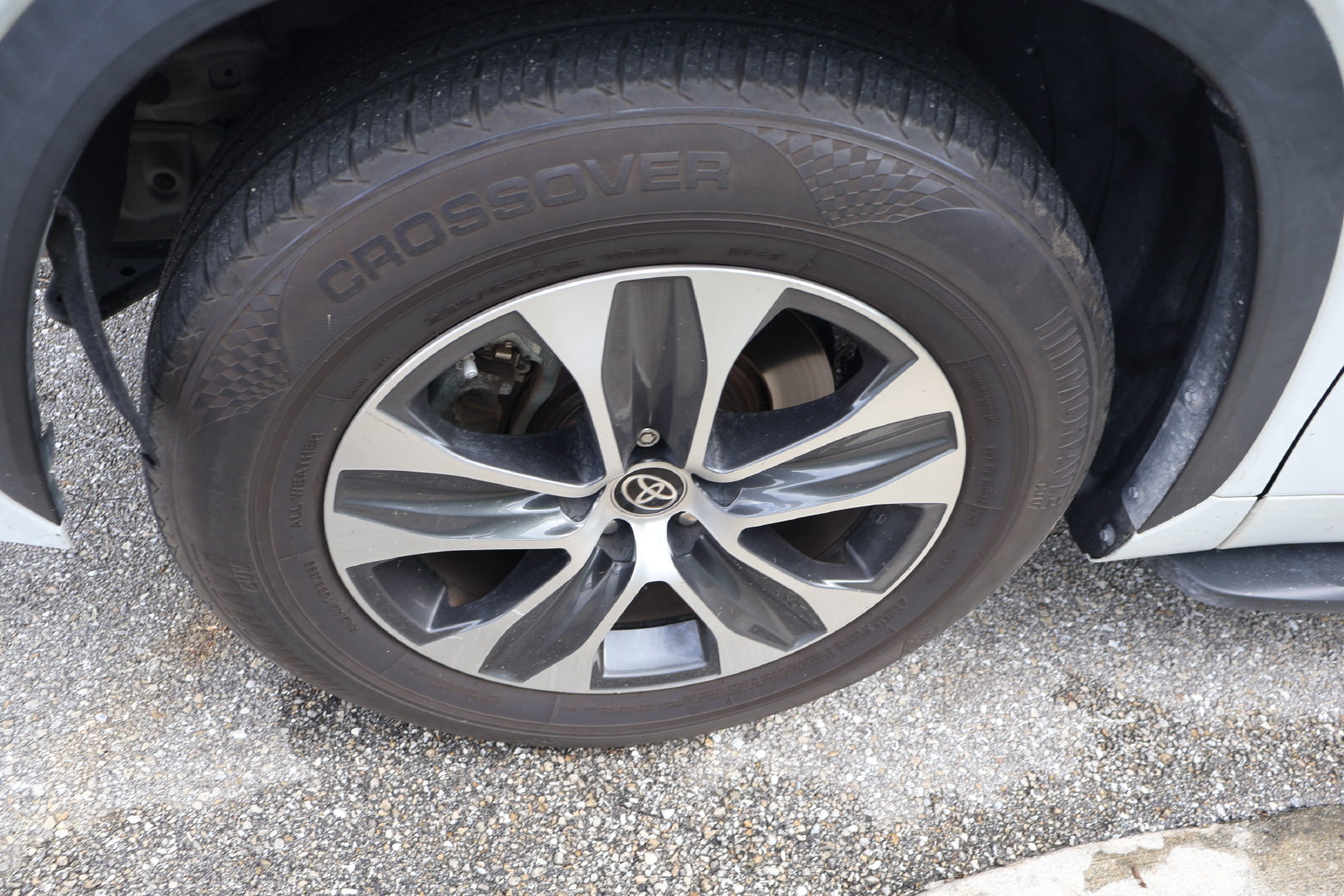Used 2023 Toyota Highlander XLE FWD image 4