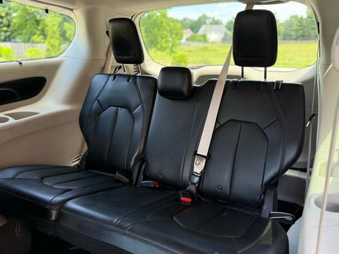 Used 2020 Chrysler Pacifica Touring-L FWD image 25